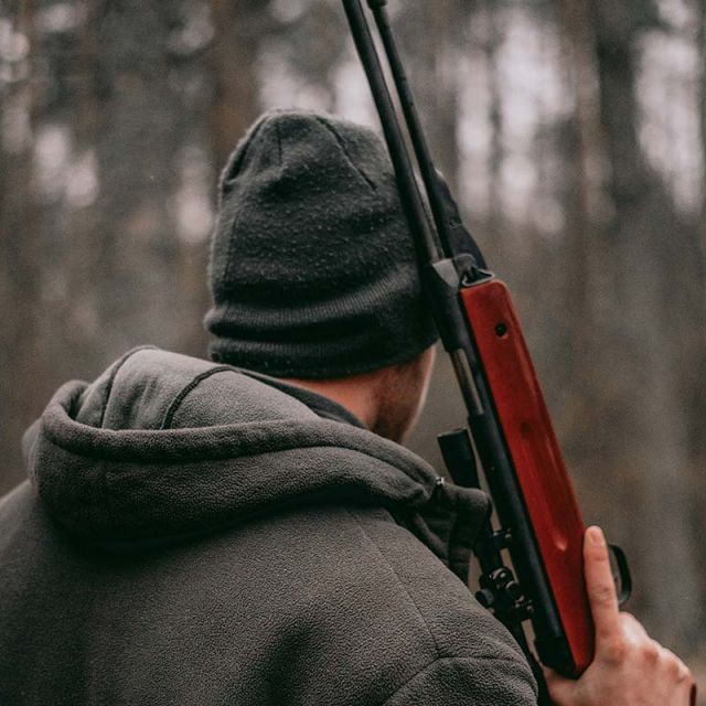 Mann mit Gewehr im Wald / Jagen, Schießen © Sebastian Pociecha / Unsplash (LltzcvrRArQ)