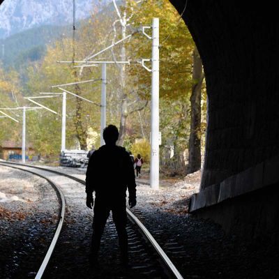 Eisenbahn Tunnel mit Schienen und Oberleitung © Yiğithan Boz / Unsplash (ovQUe2qx6-o)