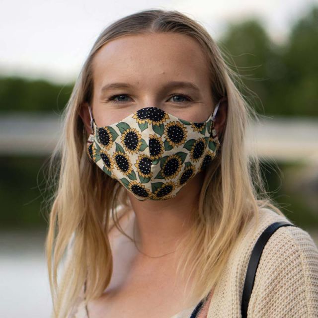 Corona: Junge Frau mit Mund-Nasen-Schutz / MNS-Maske © Zach Vessels / Unsplash (uL7VVvKhR0U)