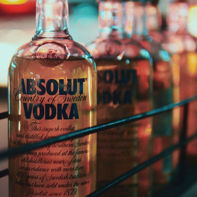 Alkohol: Vodka-Flaschen (Symbolbild) © Alec Favale / Unsplash (KIqw3GIhdHA)