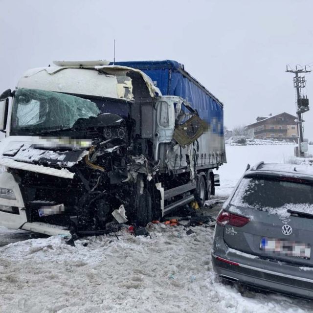 LKW-Crash in Henndorf © Freiwillige Feuerwehr Henndorf am Wallersee