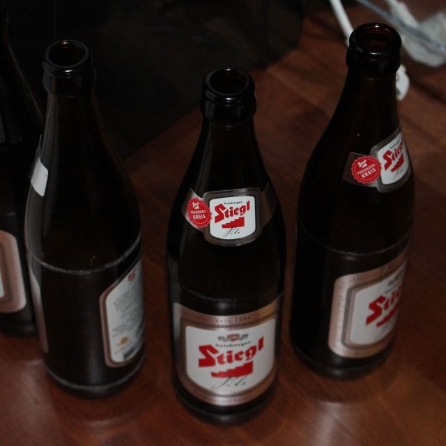 Alkohol: Stiegl-Bierflaschen am Boden (Symbolfoto) © Roland Vidmar