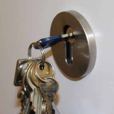 Geschlossen: Schlüsselbund in Wohnungstür (Symbolfoto) © Roland Vidmar