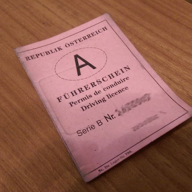 Führerschein: Alter Führerschein (Rosa Papier) © Roland Vidmar