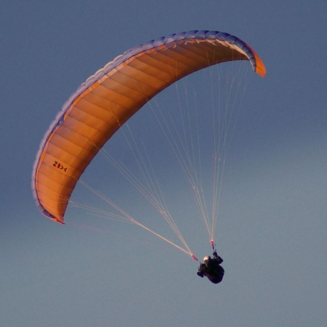 Sport / Paragleiten: Paragleiter vor blauem Himmel © Josef Saurwein / wikimedia (Creative Commons BY SA 2.0)