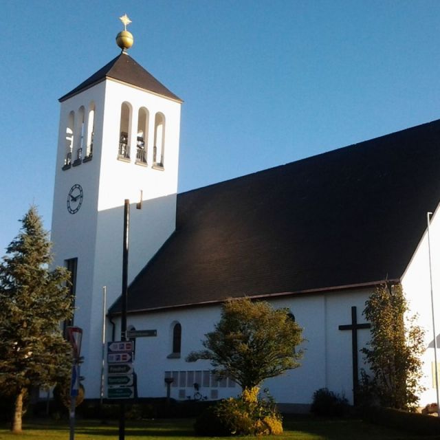 Bürmoos, katholische Kirche © „Kath Kirche Bürmoos“ von Eweht - Eigenes Werk. Lizenziert unter CC BY-SA 3.0 über Wikimedia Commons - https://commons.wikimedia.org/wiki/File:Kath_Kirche_B%C3%BCrmoos.jpg#/media/File:Kath_Kirche_B%C3%BCrmoos.jpg