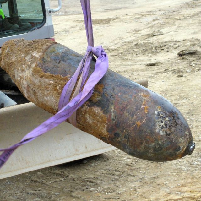 Militär / Fliegerbombe / Entmienungsdienst birgt Bombe © Bundesheer/Wolfgang Korner