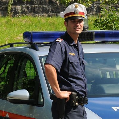 Polizei / Polizist in Nahaufnahme vor einem Polizeiauto (Symbolfoto) © „Österreichische Bundespolizei 07“ von böhringer - Genehmigte Fotoaufnahmen am 27. Juli 2011 in Bregenz. Lizenziert unter CC BY-SA 3.0 über Wikimedia Commons - https://commons.wikimedia.org/wiki/File:%C3%96sterreichische_Bundespolizei_07.jpg#/media/File:%