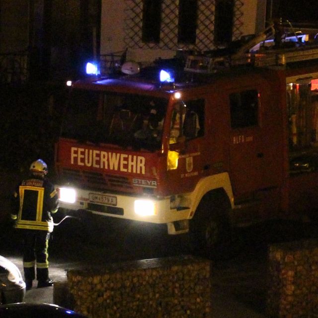 Feuerwehr / Feuerwehrauto in der Nacht mit Blaulicht © Roland Vidmar