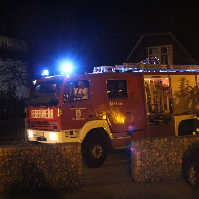 Feuerwehr / Feuerwehrauto in der Nacht mit Blaulicht (Seitlich, Symbolfoto) © Roland Vidmar