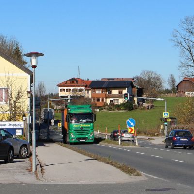 Elixhausen / Ursprung / Fußgängerübergang und Straße Mattseer Landesstraße © Roland Vidmar