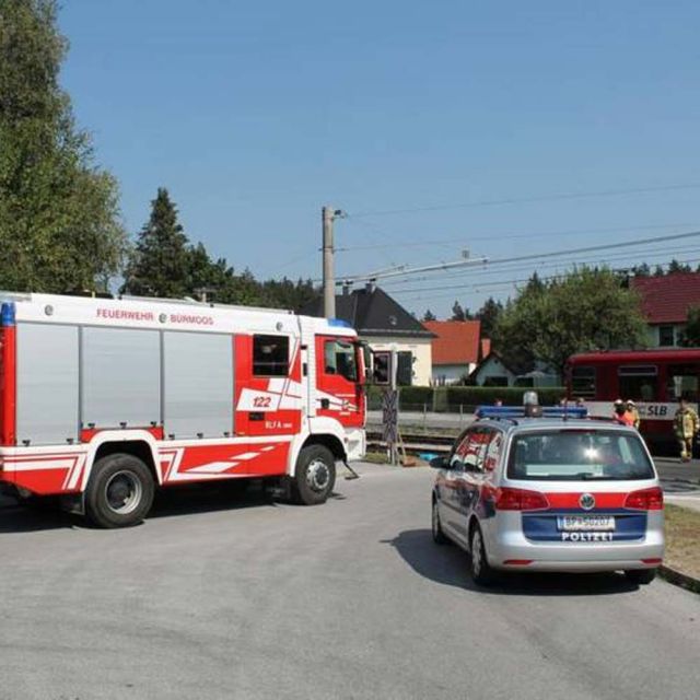 Lokalbahn: Feuerwehr und Polizei-Einsatz in Bürmoos (Unfall)( © FF Bürmoos / Genehmigung vom Feuerwehrverband Salzburg, Leopold Winter
