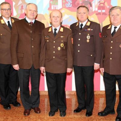 Wahl zum Bezirksfeuerwehrkommandanten: Johannes Neuhofer (Mitte) © Martin Panzer / Feuerwehrverband Salzburg (Genehmigung vom 1. 12. 2015)