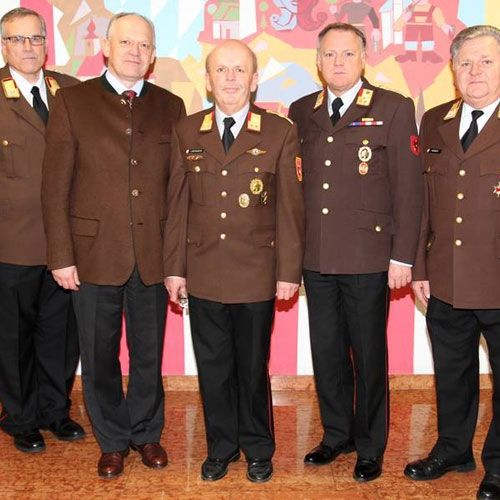 Wahl zum Bezirksfeuerwehrkommandanten: Johannes Neuhofer (Mitte) © Martin Panzer / Feuerwehrverband Salzburg (Genehmigung vom 1. 12. 2015)